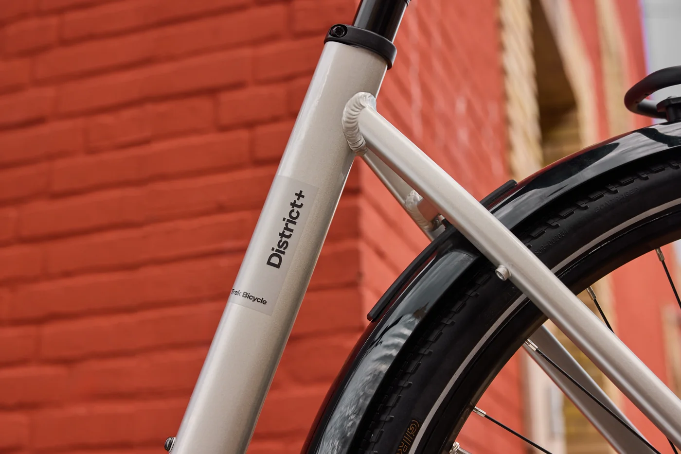 Trek District+ 3 R9 360 LS: Lowstep frame, rear mudguard and suspension seatpost, grey frame.