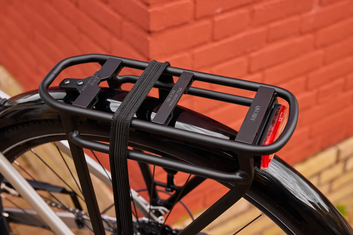 Trek District+ 3 R9 360 LS: Rear luggage rack, retaining straps and integrated rear light.