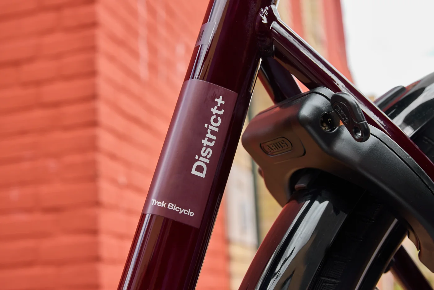 Trek District+ 3 R9 360 LS: Lowstep frame and fork cable routing.